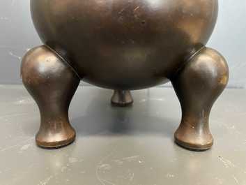Un br&ucirc;le-parfum tripod couvert en bronze, Chine, marque de Qianlong, 19/20&egrave;me